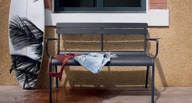 Fermob Bank Luxembourg Bank mit Armlehne an Wand