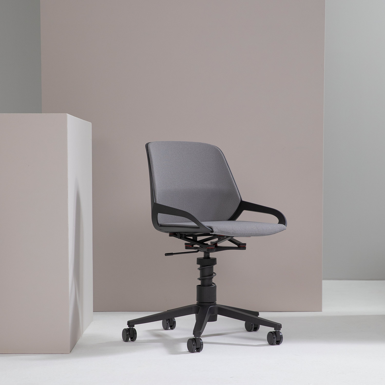 aeris numo task mit federbein schwarz dunkelgrau hintergrund 92878