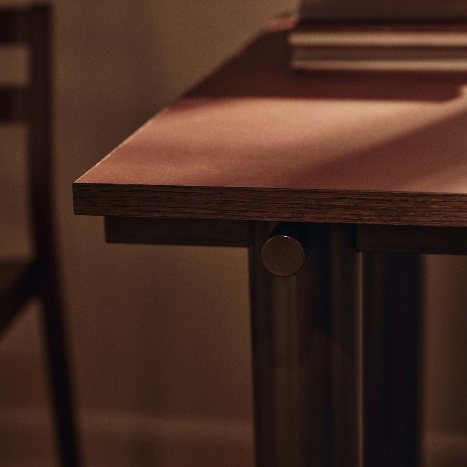 Ferm Living - Atura Tisch 160x90 Chocolate/Burgundy Linoleum