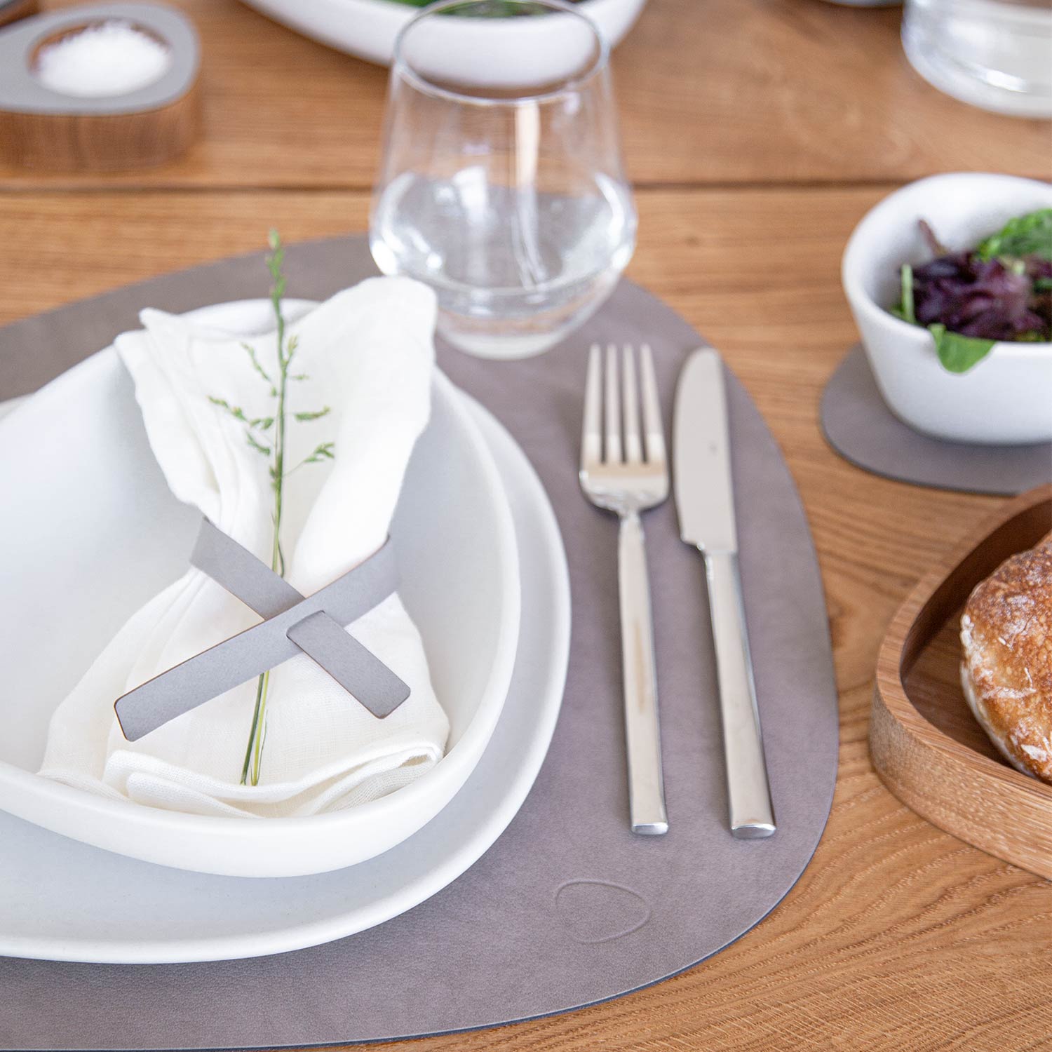 lind dna Table Mat Curve L Nupo nomad grey gedeckter tisch 61251