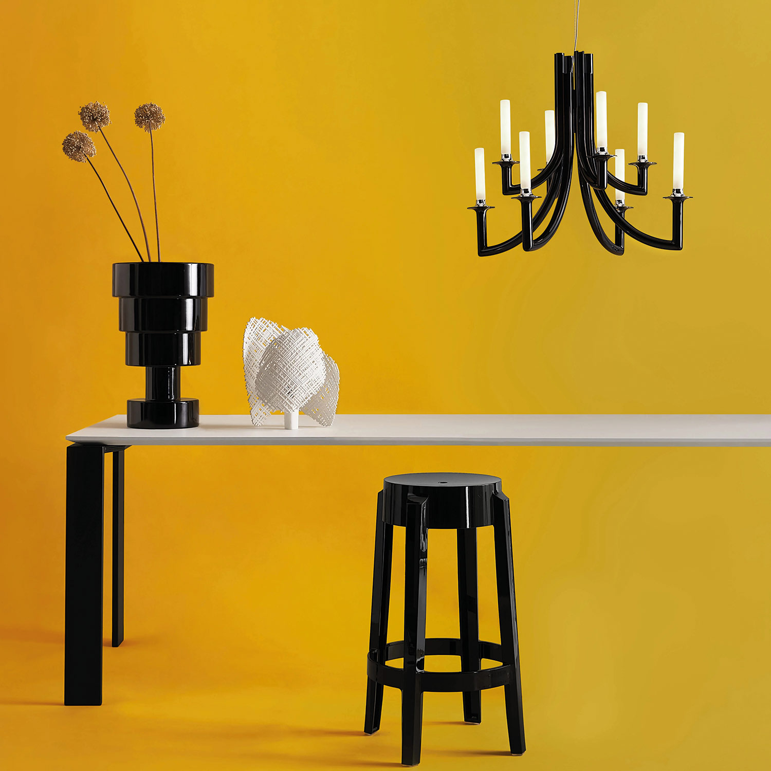 kartell khan kronleuchter schwarz gelber hintergrund 88069