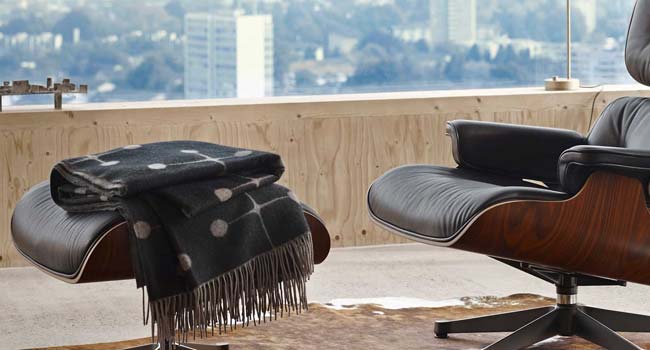 Vitra Eames Wolldecke auf Stuhl Terrasse