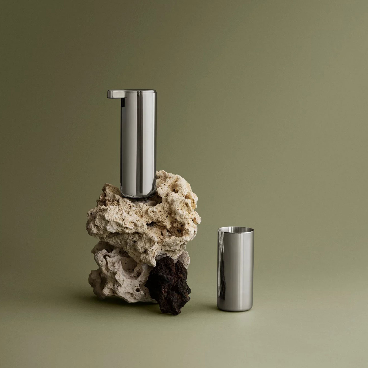 blomus MODO Zahnputzbecher poliert 65523 mit gruenlichem Hintergrund 104968