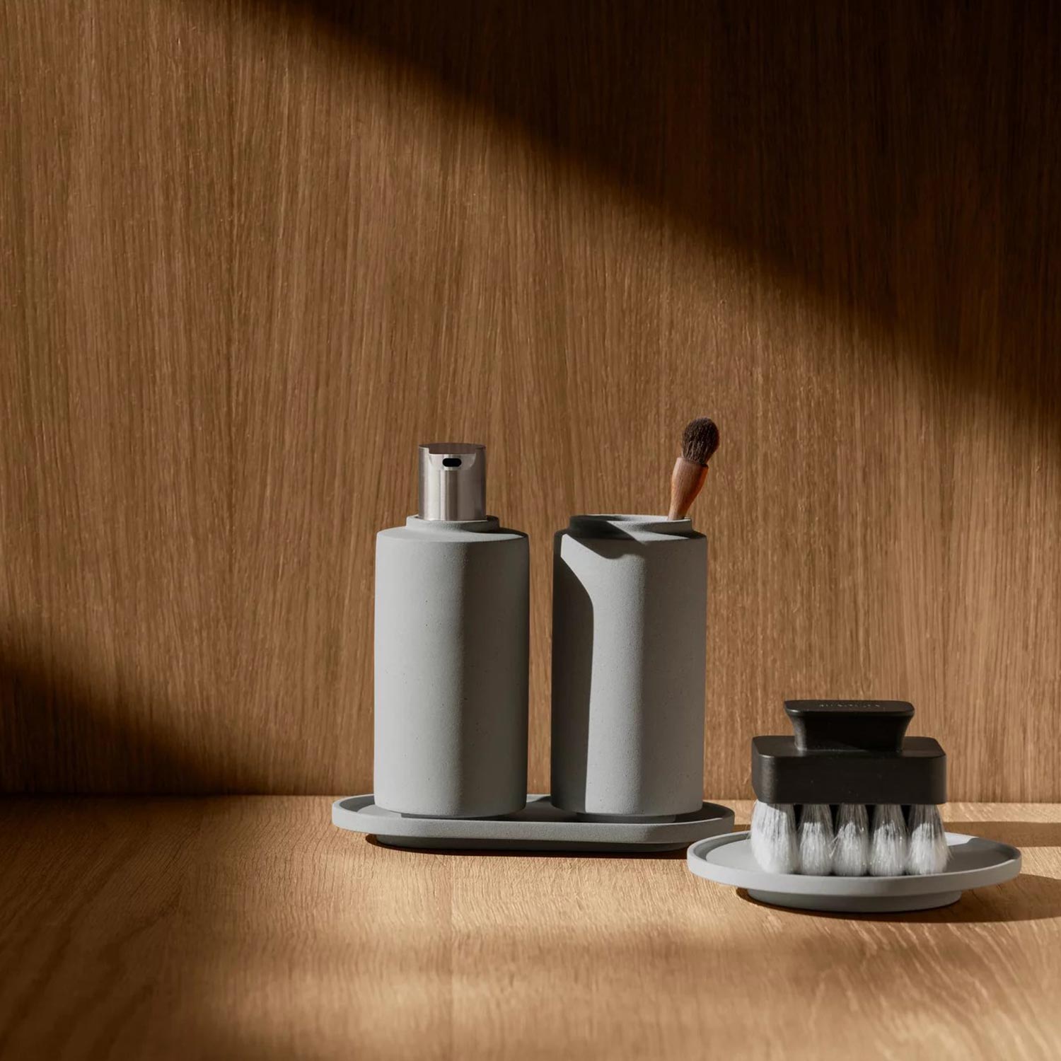 blomus CRETO Seifenschale micro grey 65496 mit Holzhintergrund 104885