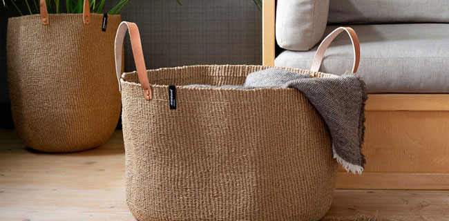 Mifuko Kiondo Korb braun im Wohnzimmer