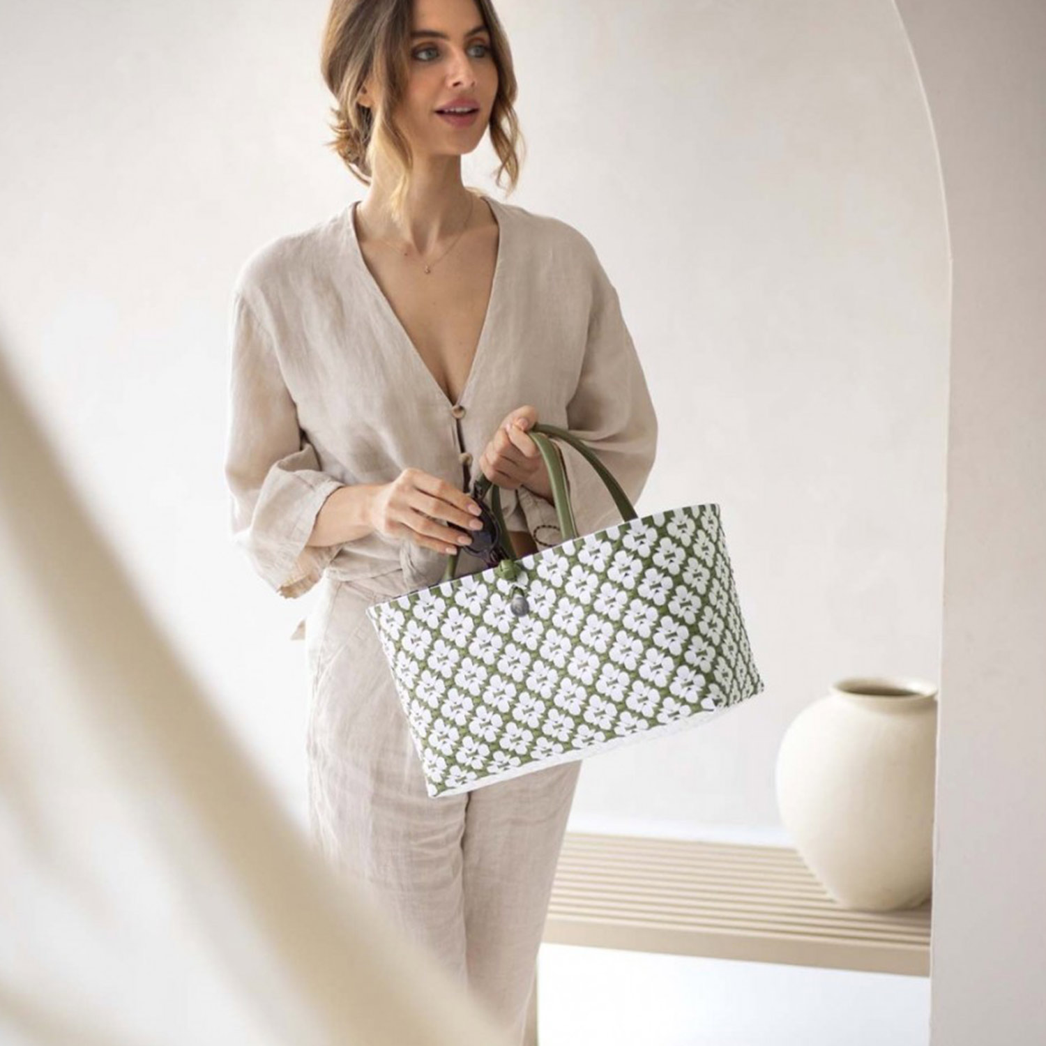 handed by mini motif handtasche olive white spiegel 93334