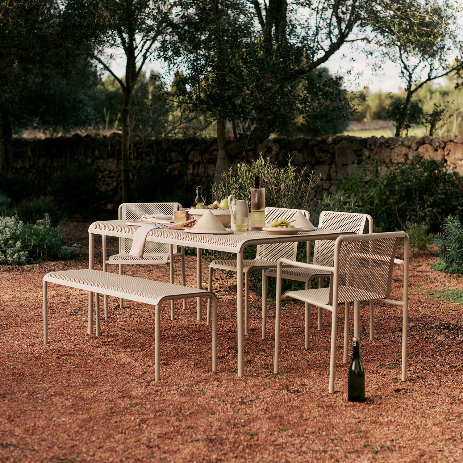 Ferm Living - Dapple Outdoor Stuhl mit Armlehnen tea green