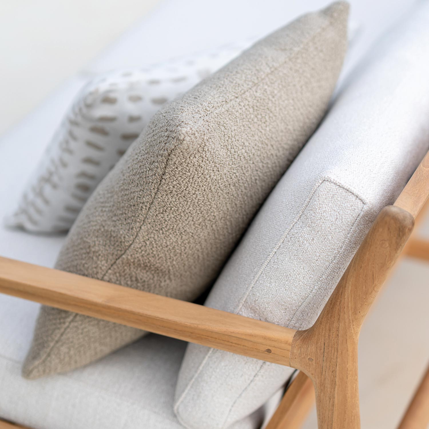 ethnicraft outdoorkissen oat boucle close up ambiente 87980