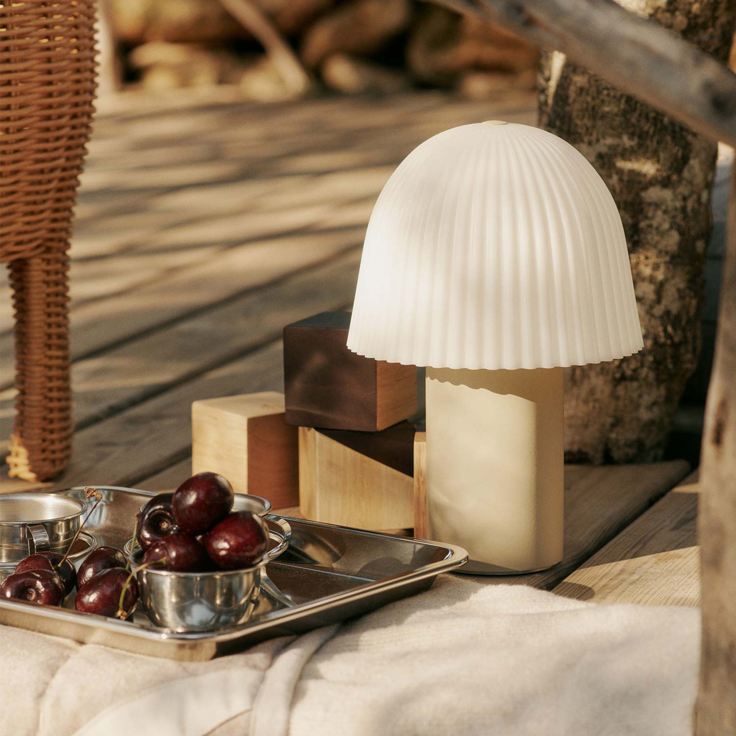 Ferm Living - Frill tragbare Leuchte cashmere/white