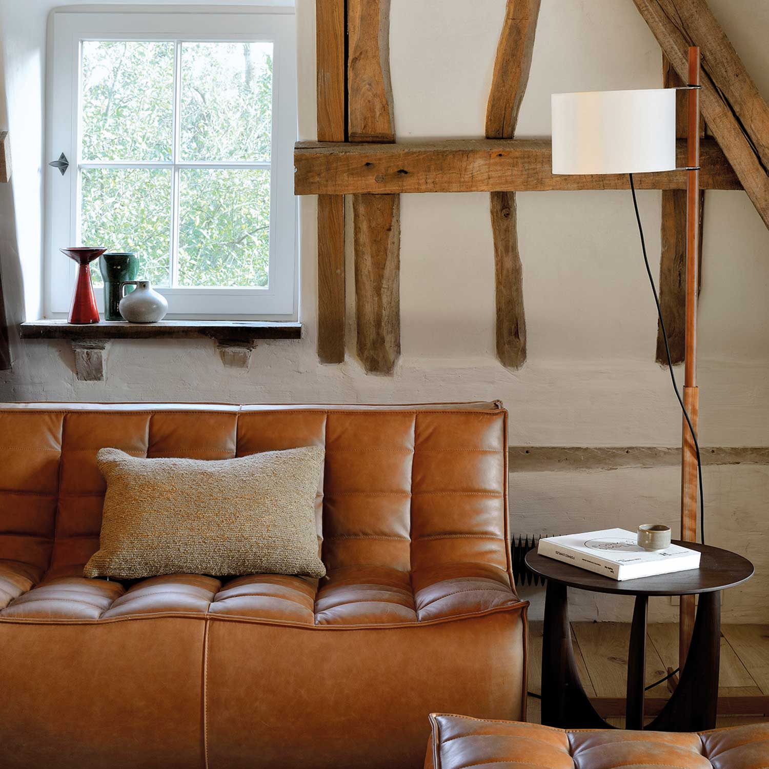 ethnicraft geometric beistelltisch teak ambiente wohnzimmer nah 83856