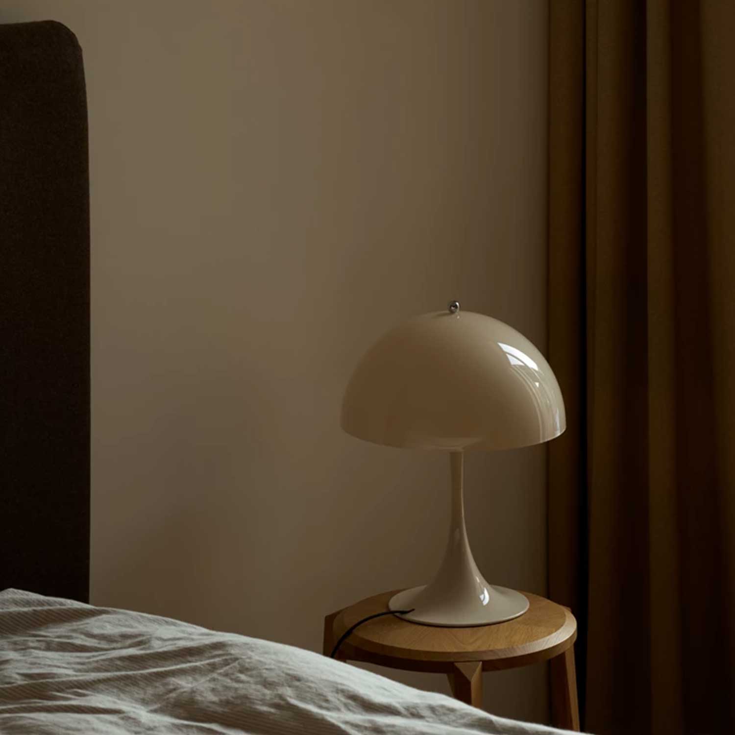 Louis Poulsen - Panthella 320 Tischleuchte opal weiß