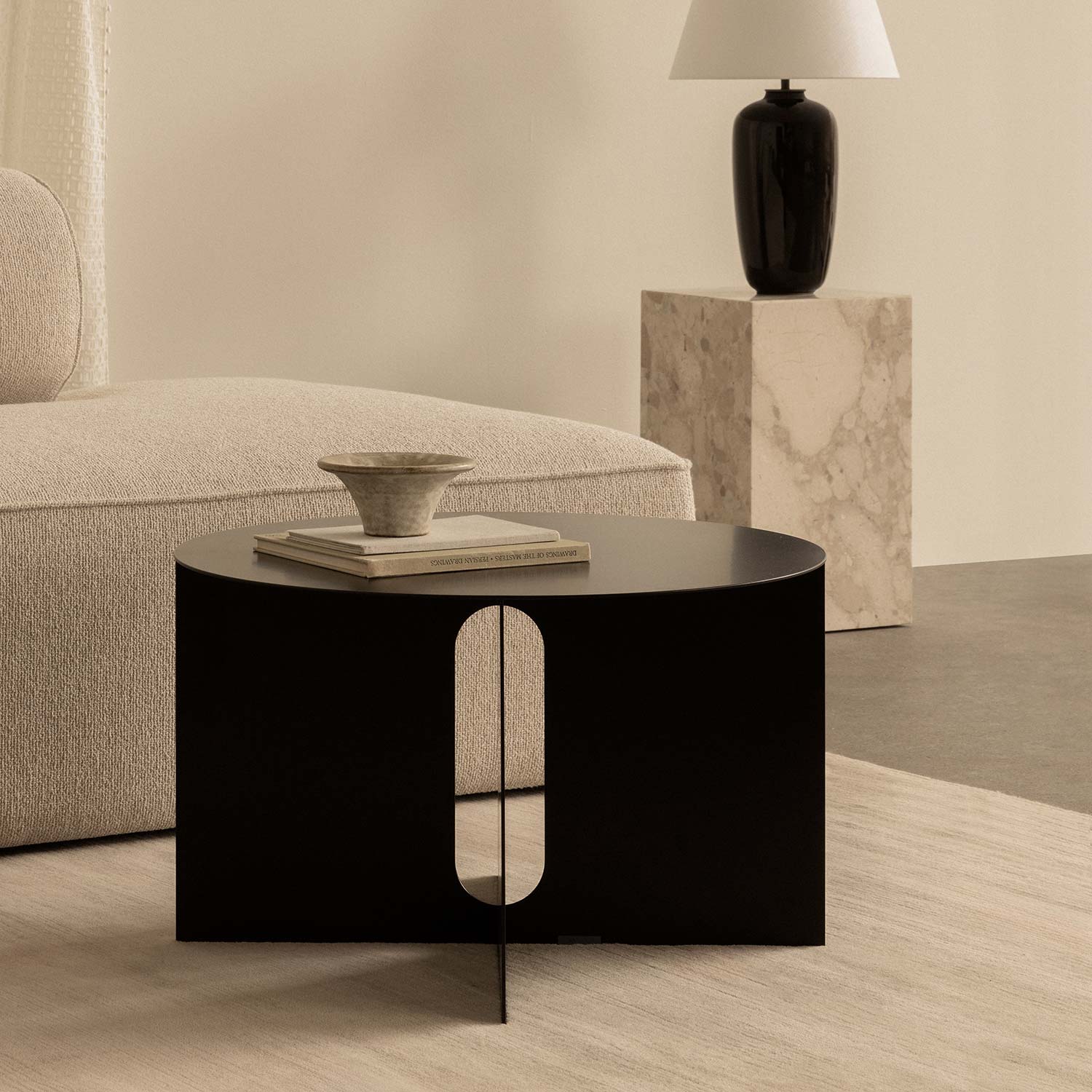 audo androgyne beistelltisch schwarz mit sofa 105887