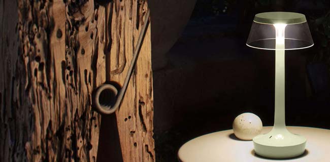 Flos  Bon Jour Unplugged in grün auf einem Tisch