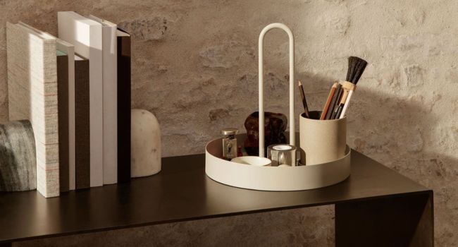 Ferm Living Tablett Grib Tablett auf Ablage neben Büchern
