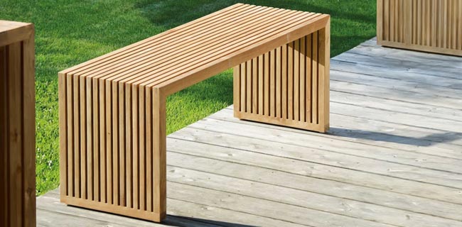 Jan Kurtz Sitzbank aus Holz auf einer Terrasse