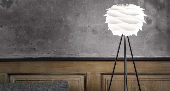 UMAGE Stehlampe Carminia Leuchte inkl. Tripod neben Sessel
