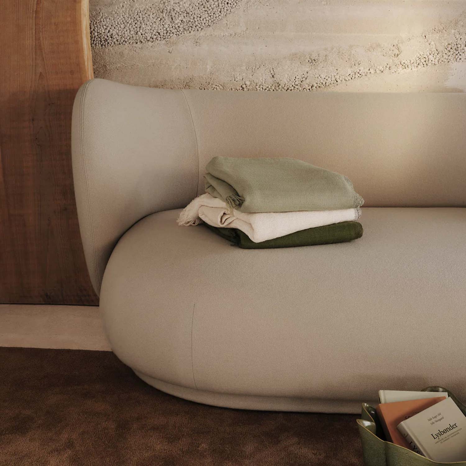 fermLIVING Weaver Throw Decke avocado 1104269794 zusammengefaltet auf Sofa 104262