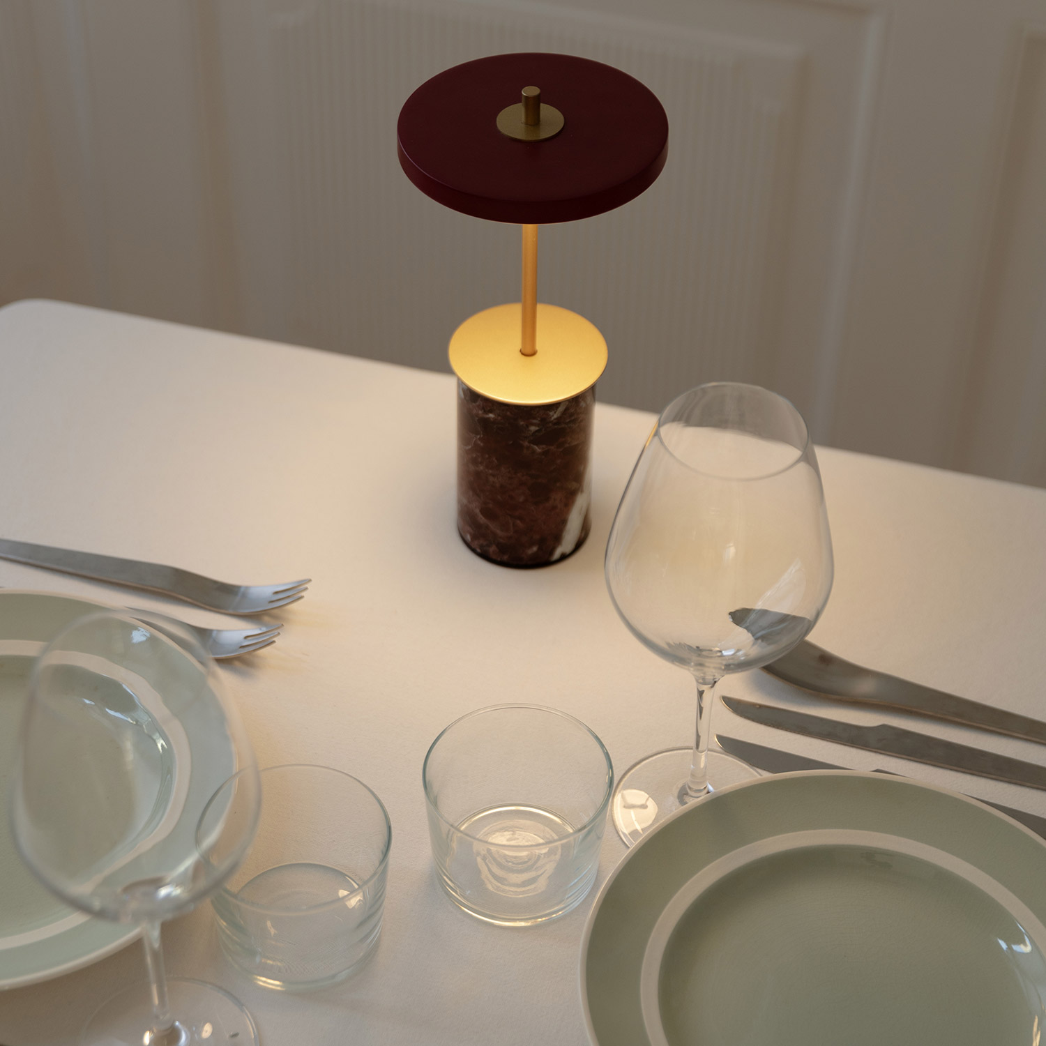 UMAGE asteria move mini red marble auf tisch 100928