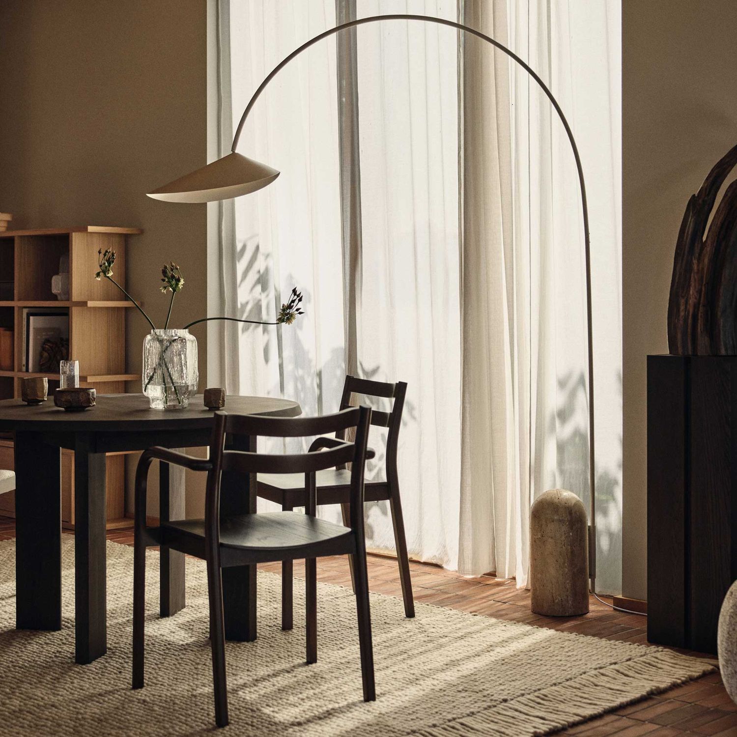 Ferm Living - Arum Bogen-Stehleuchte cashmere