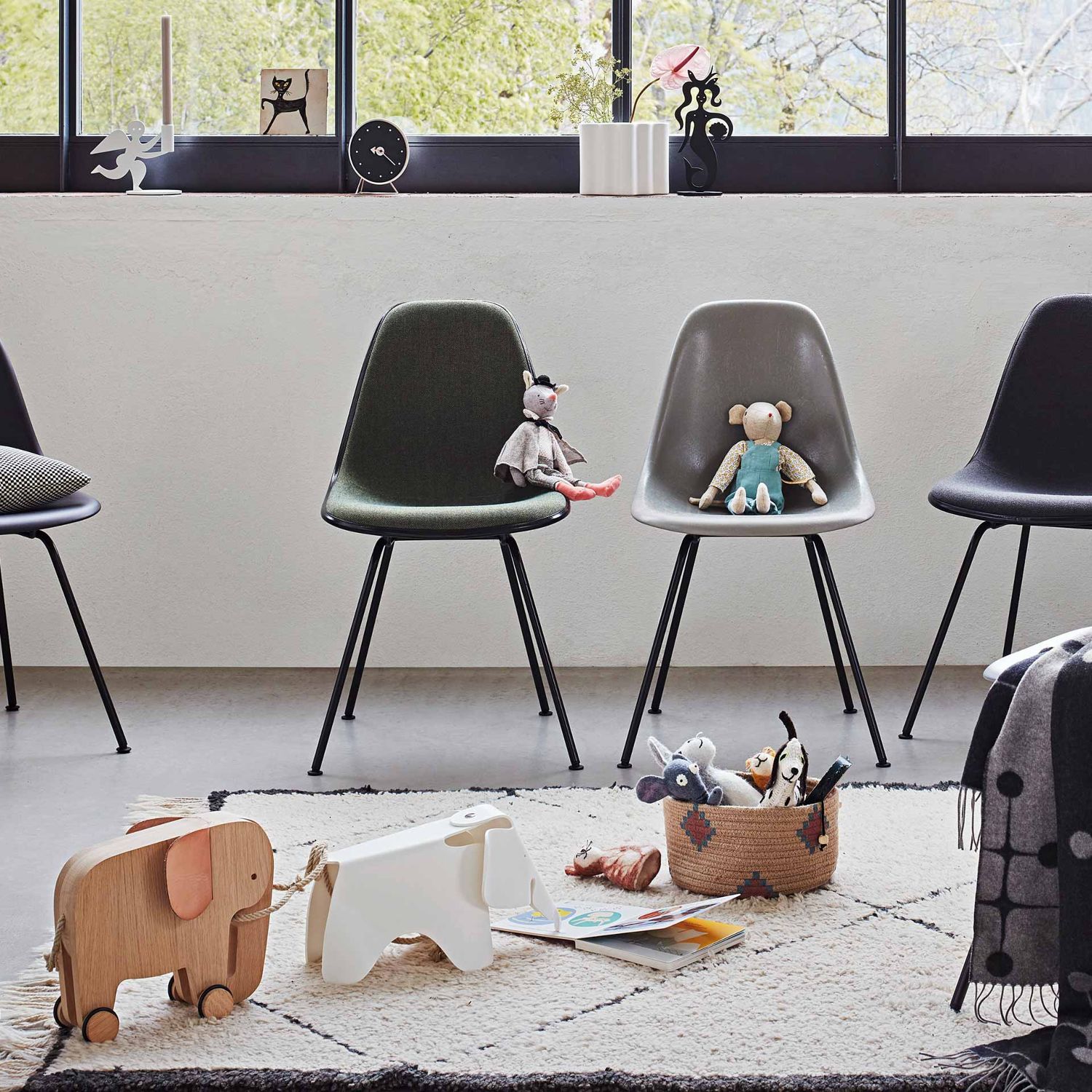 Vitra - Eames Elephant RE small weiß