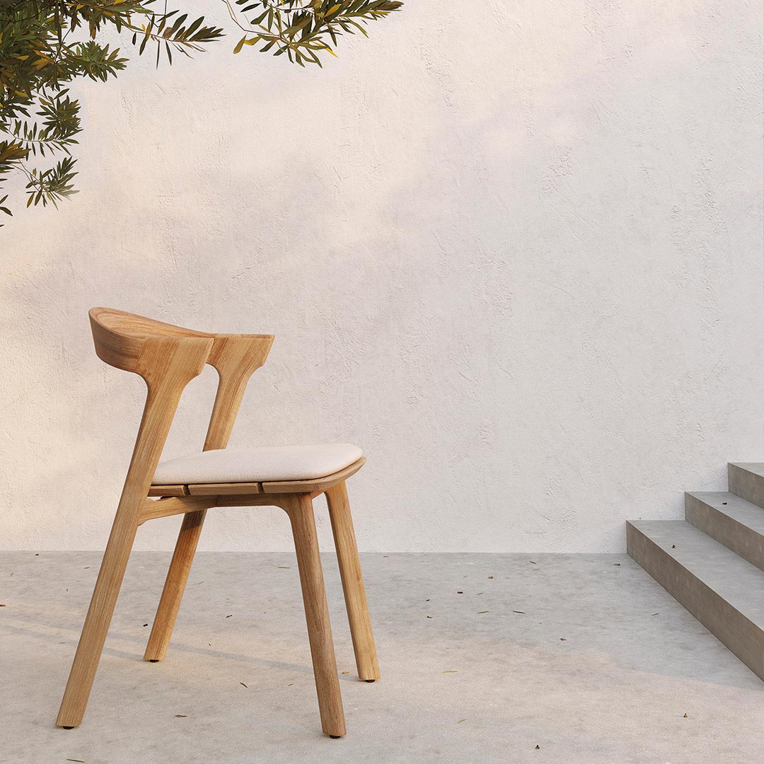 ethnicraft bok stuhl fuer draussen tafel ambiente nachts oben sitzkissen weiches weiss allein 84306