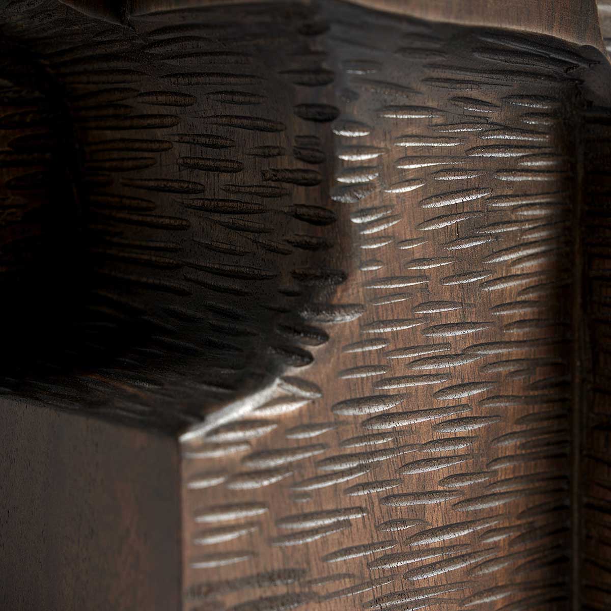 29702 ehtnicraft block sculpture mahagonie close up structure boden 86979