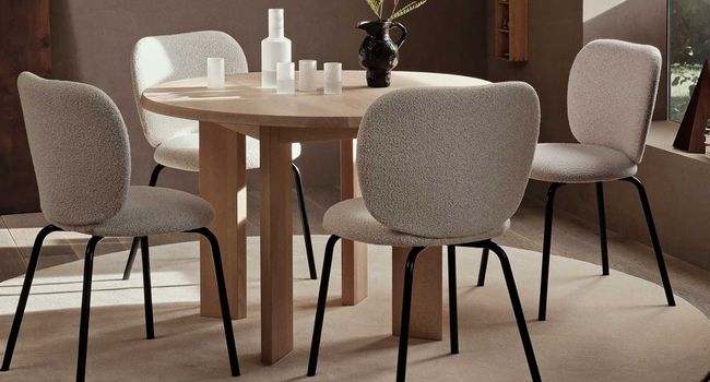 Ferm Living Tisch Tam Esstisch umgeben von Stühlen