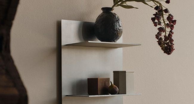 Ferm Living Möbel Lager Wandregal an Wand mit Vase und Blume