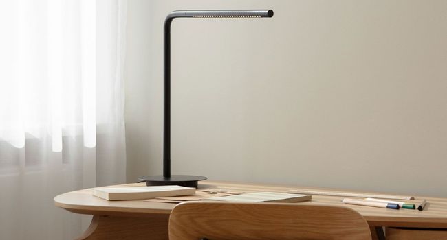 UMAGE Tischleuchte Omni Tischlampe auf Schreibtisch