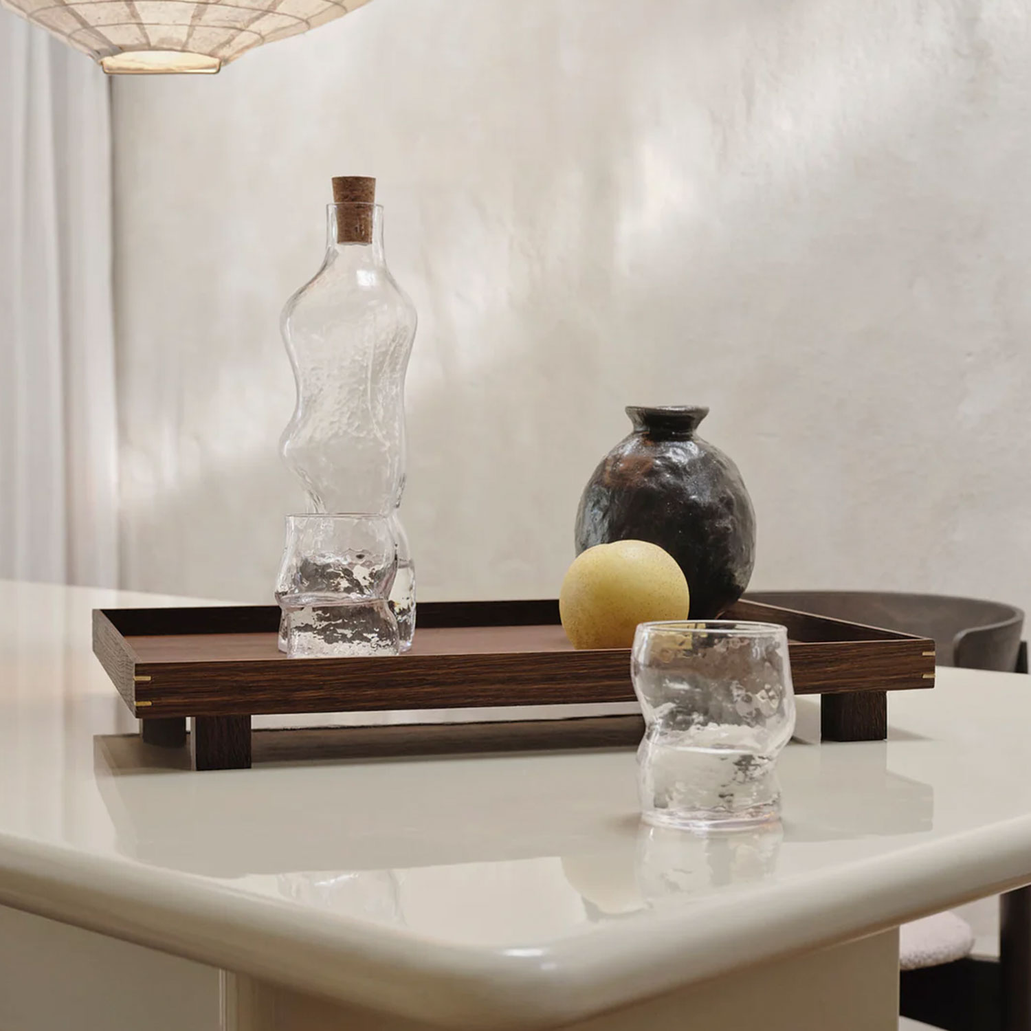 ferm LIVING Dimple Flasche Bottle auf dem Tisch 104386