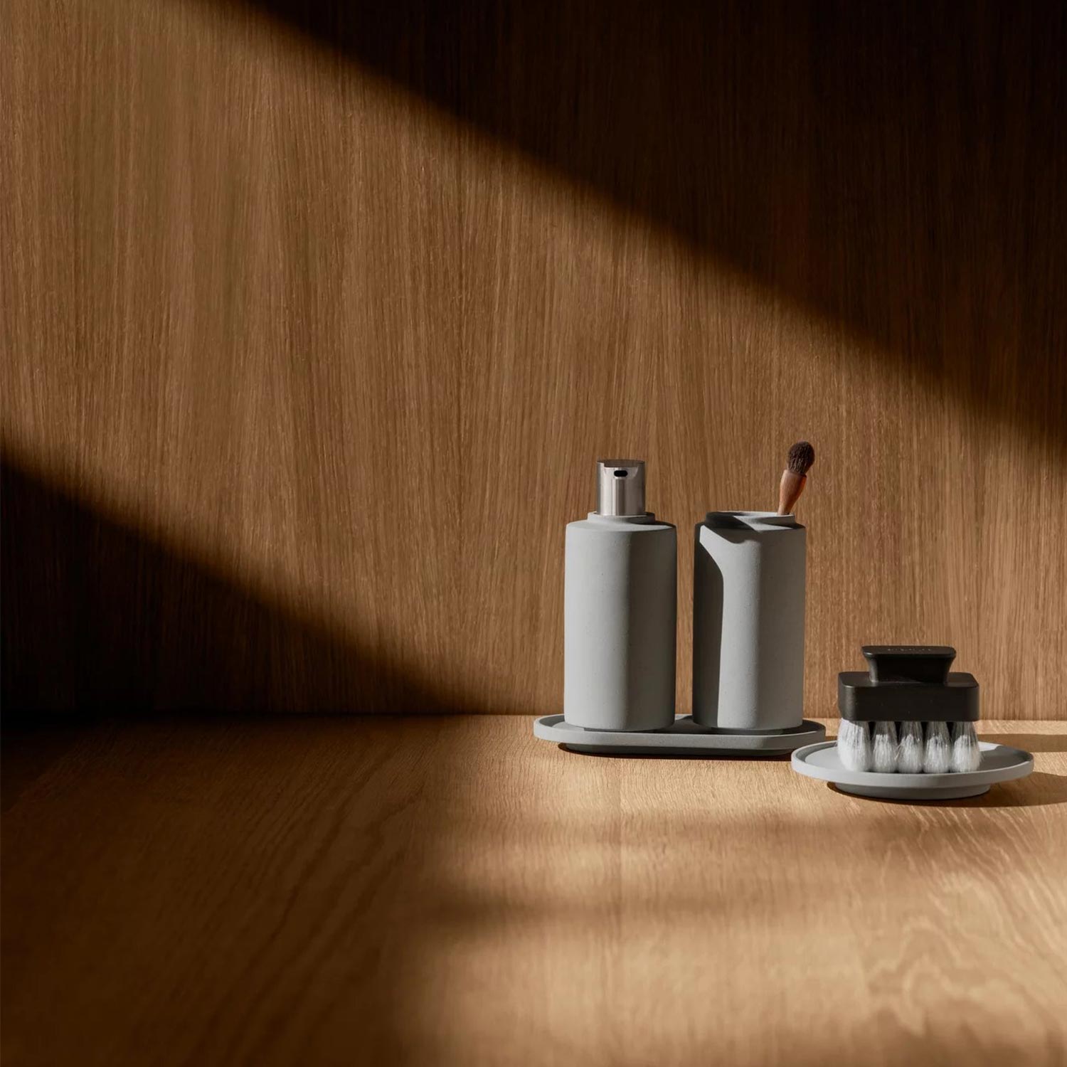 blomus CRETO Ablageschale micro chip 65497 mit Holzhintergrund herausgezoomt 104899