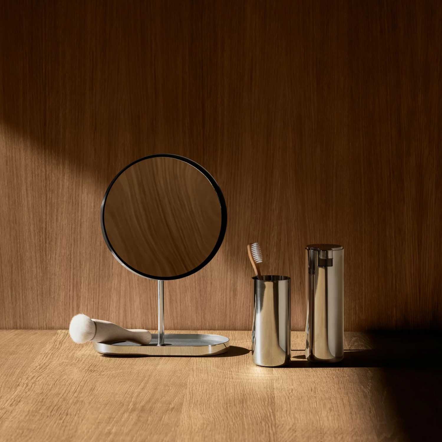 blomus MODO Seifenspender poliert 65521 mit Holzhintergrund 104945