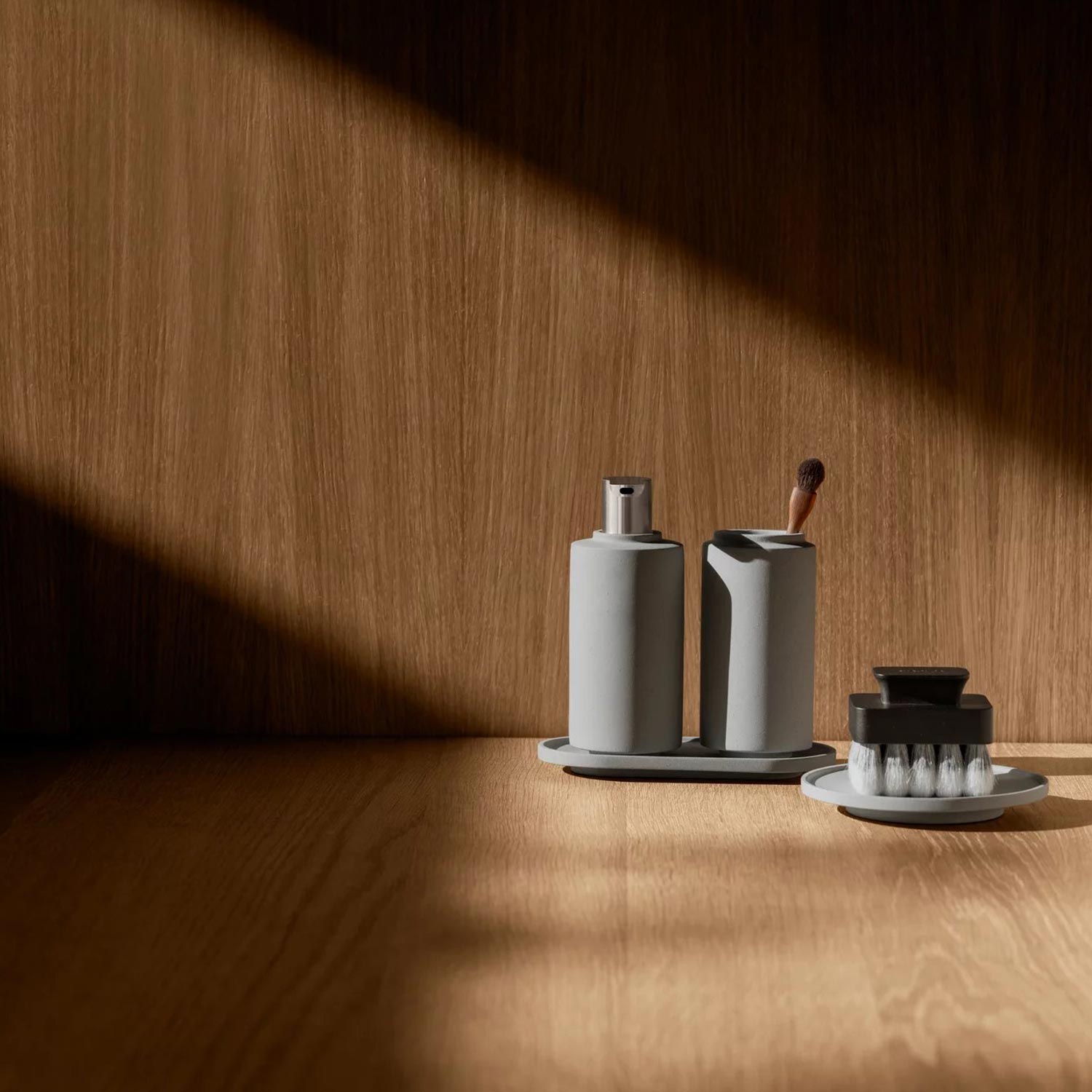 blomus CRETO Seifenschale micro grey 65496 mit Holzhintergrund herausgezoomt 104886