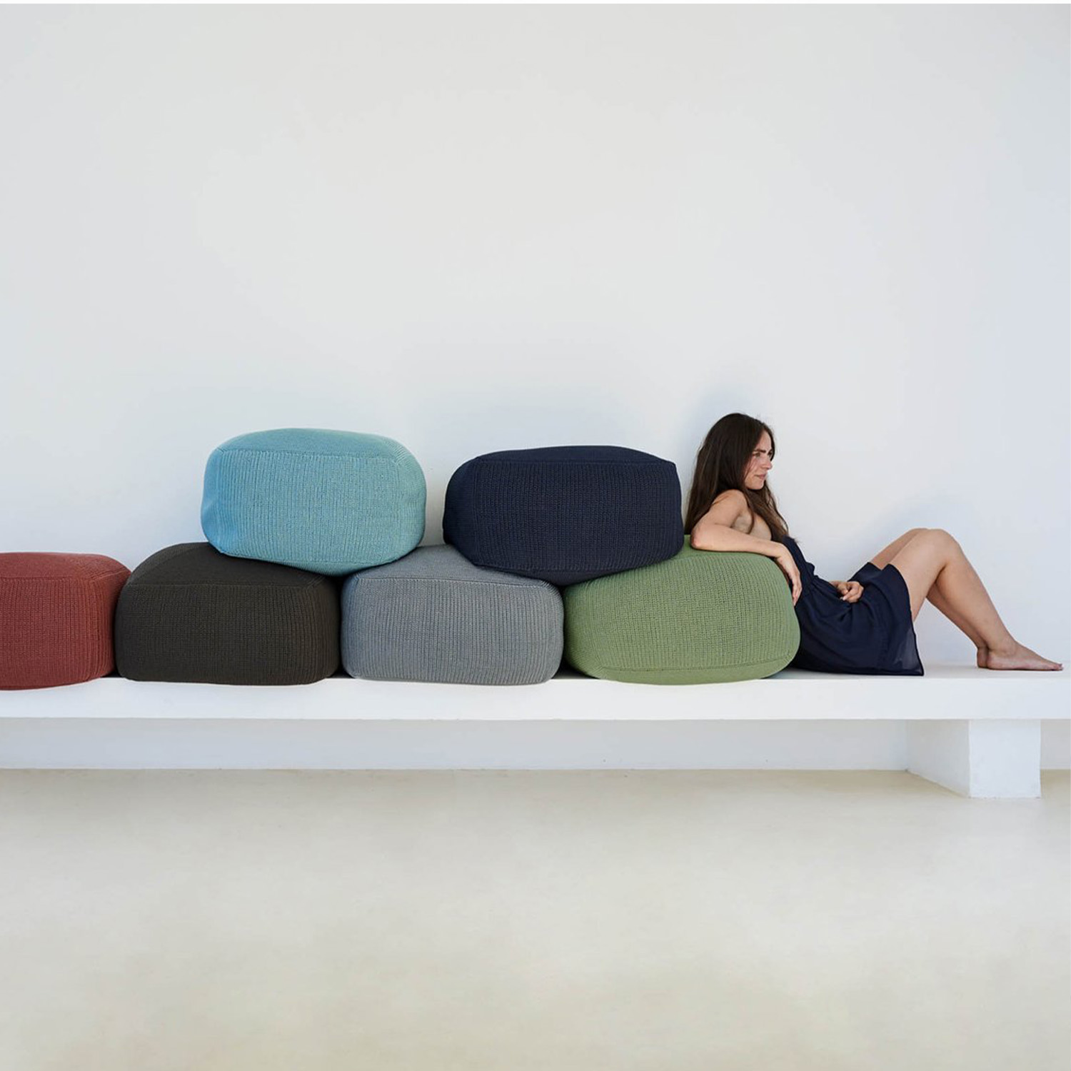 divine hocker aufeinander gestapelt