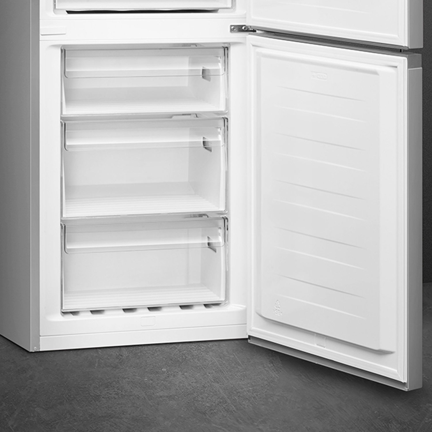 Smeg Kuehl Gefrierschrankkombi RC18XDNC Offen Detail unten 103588