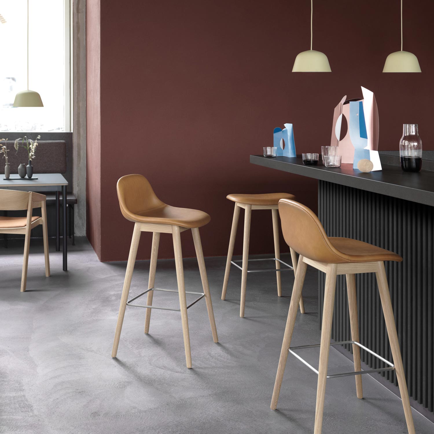 muuto fiber bar stool wood base weiss cognac ambiente 83480