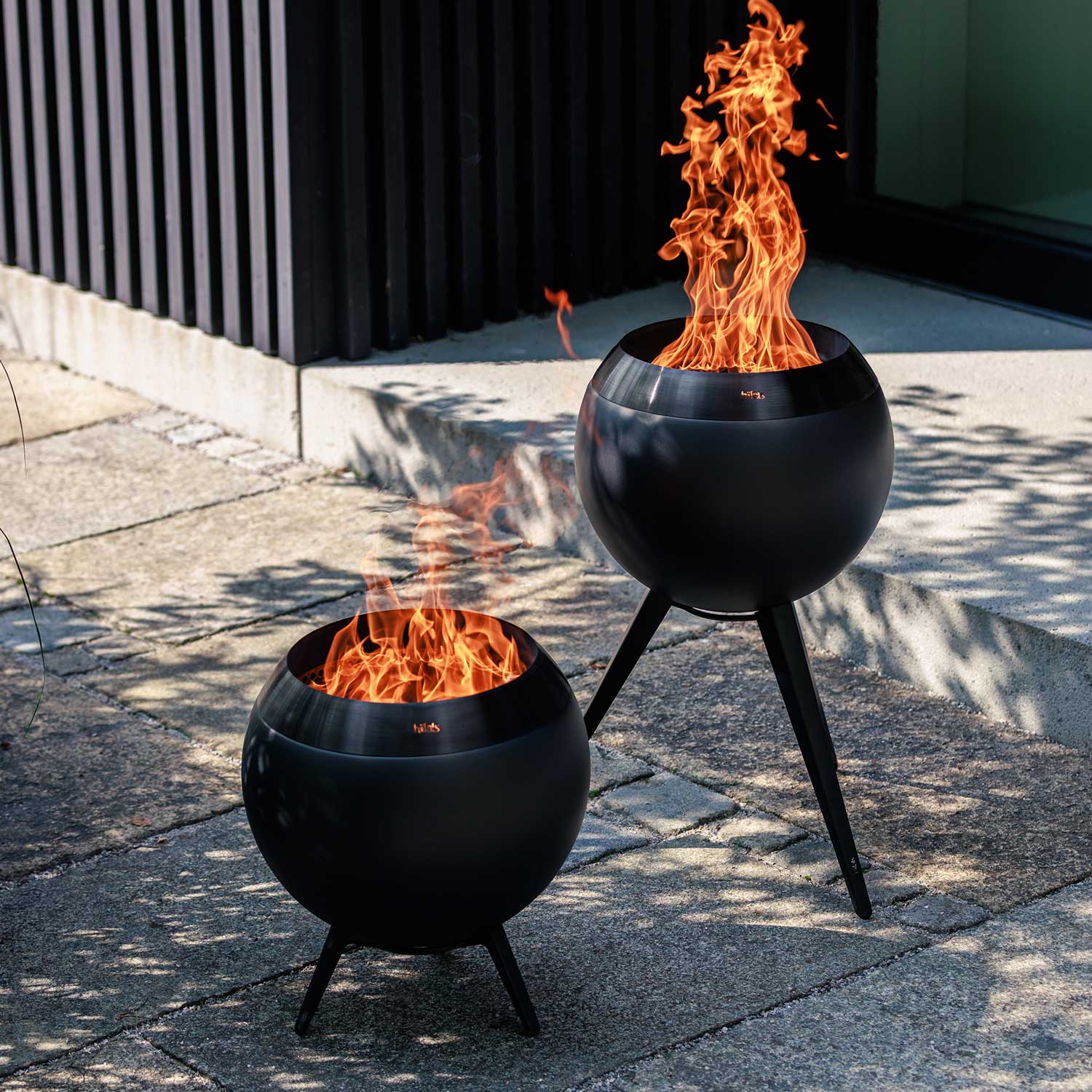 Höfats - MOON 45 all black Feuerkorb mit hohem Fuß