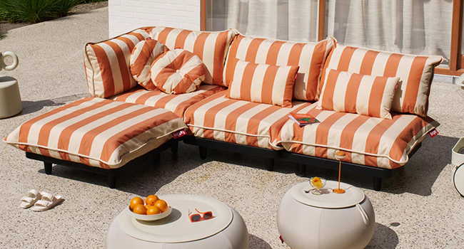 Fatboy Paletti in Farbe stripe orange creme auf Terrasse