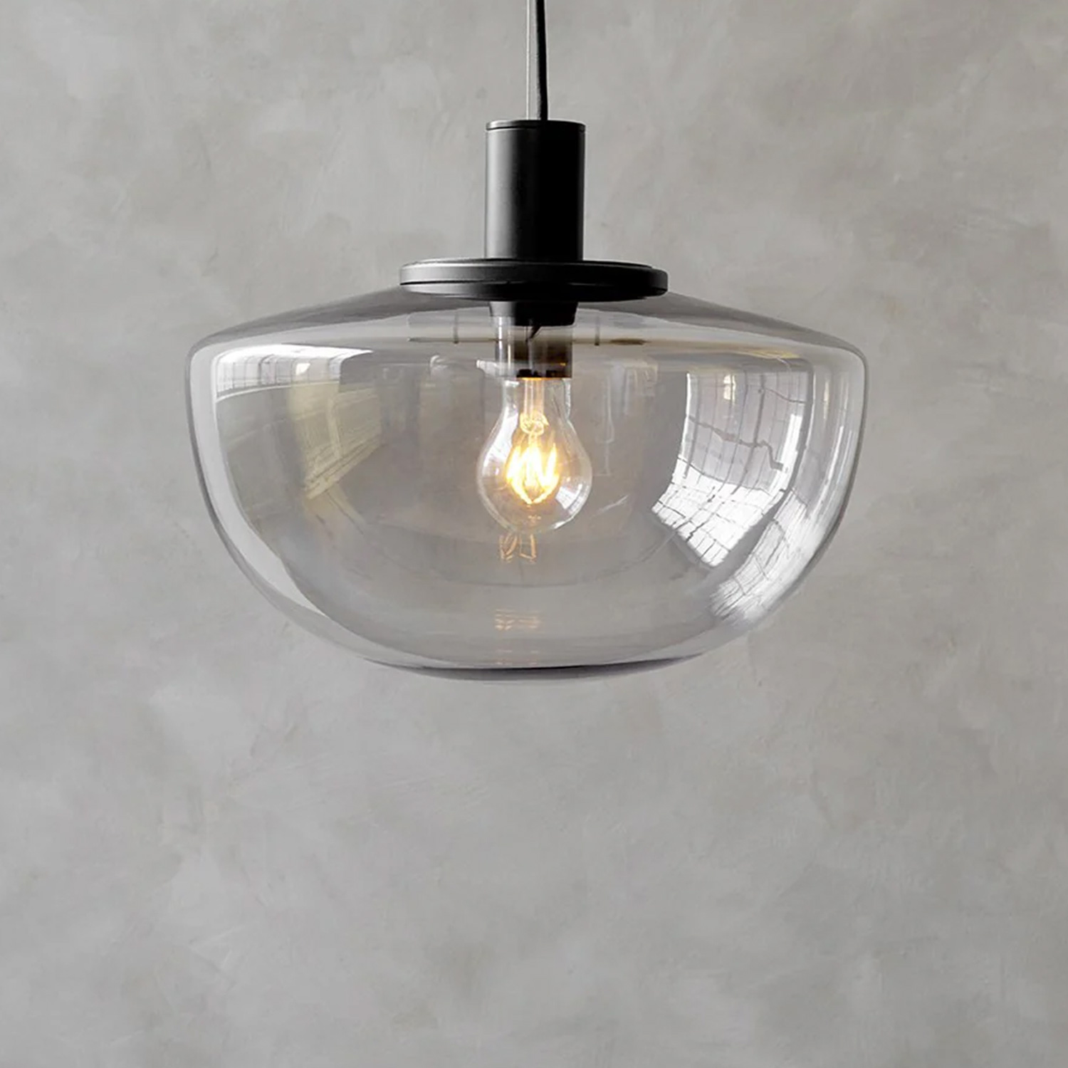 Audo Bank Pendelleuchte vor grauer Wand 103744