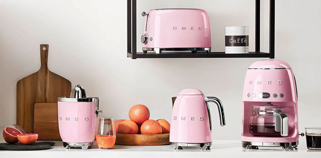 SMEG Wasserkocher und mehr SMEG Produkte auf Kommode