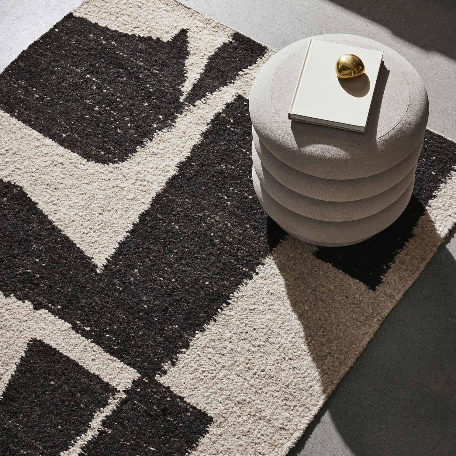 ferm living piece teppich h 200 coffee off white beistelltisch 96376