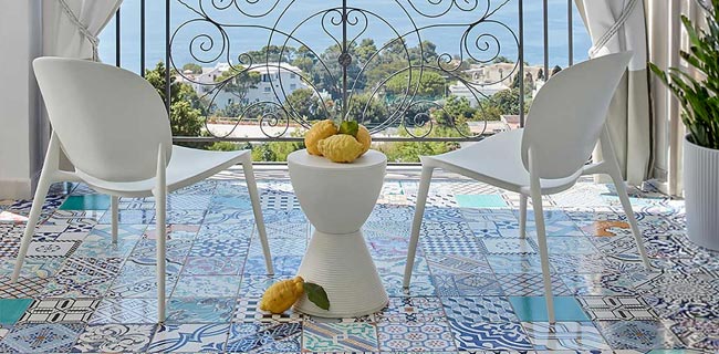 Kartell Prince Aha Hocker weißund zwei Stühle