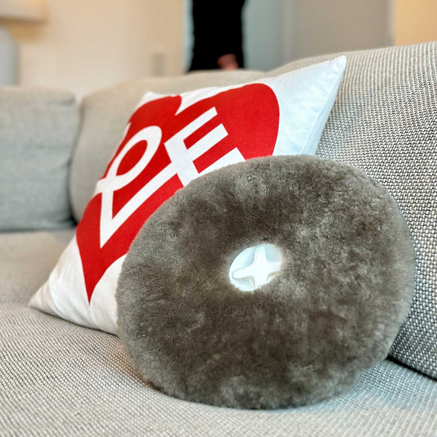 authentics PILL Wrmflasche schaffell anthrazit auf sofa 106650