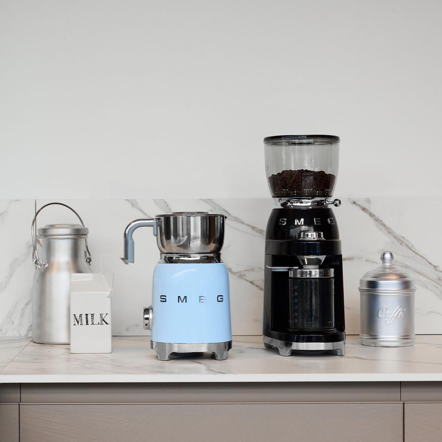 SMEG Kaffeemhle Ambiente mit Milschumer