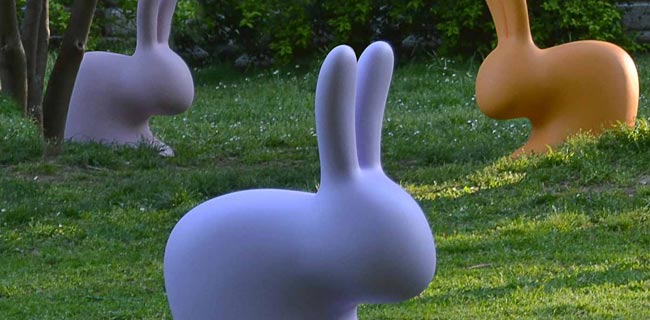 Qeeboo Rabbit Stuhl in verschiedenen Farben draußen