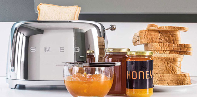 SMEG Toaster in Chrom auf Theke