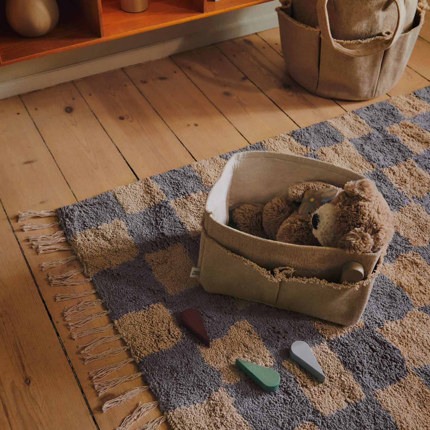Ferm Living - Mara Knüpfteppich mist blue/warm sand