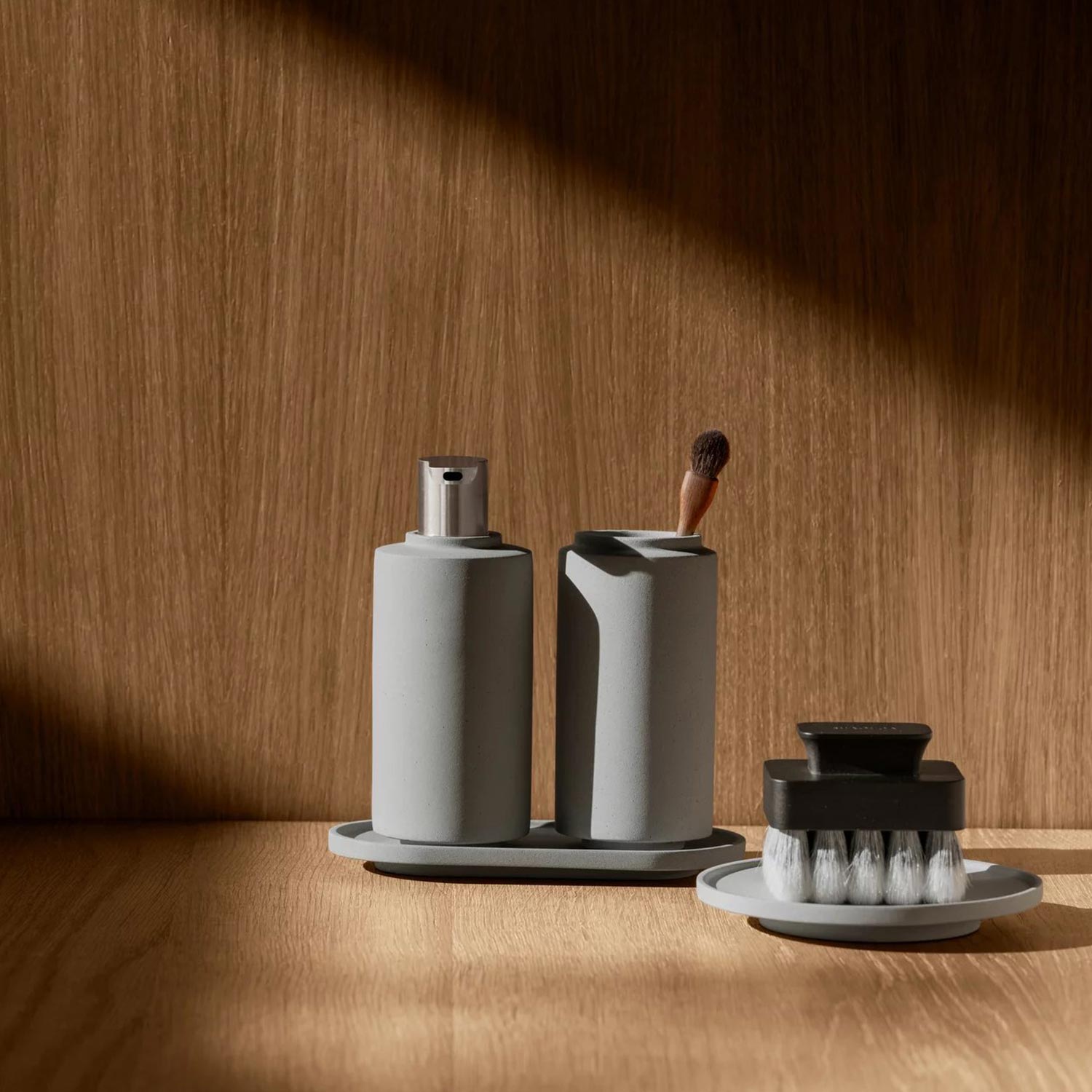 blomus CRETO Zahnputzbecher micro chip 65495 mit Holzhintergrund 104875