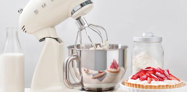 SMEG Küchenmaschine weiß beim Sahnerühren