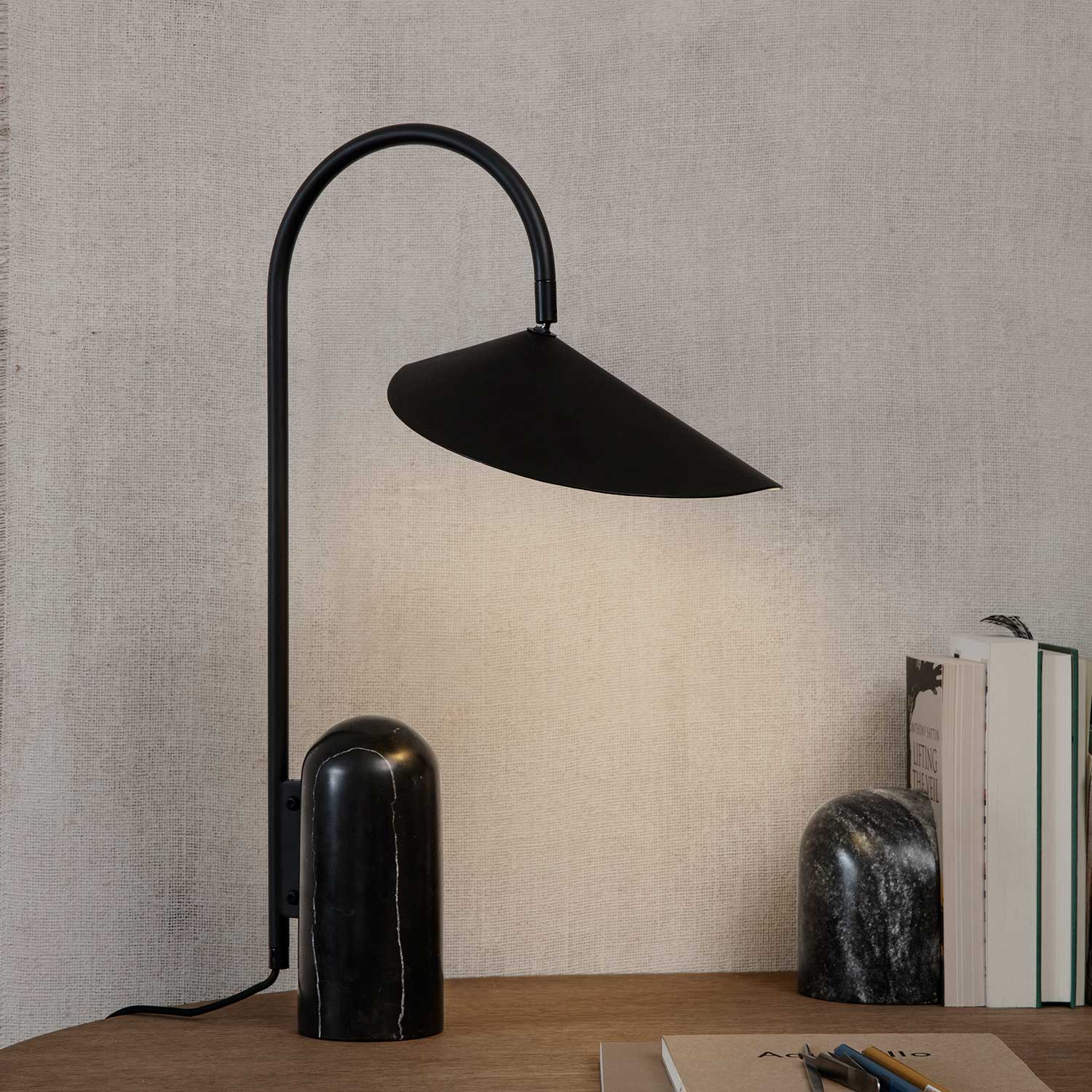 ferm living Arum table lamp schwarz 2
